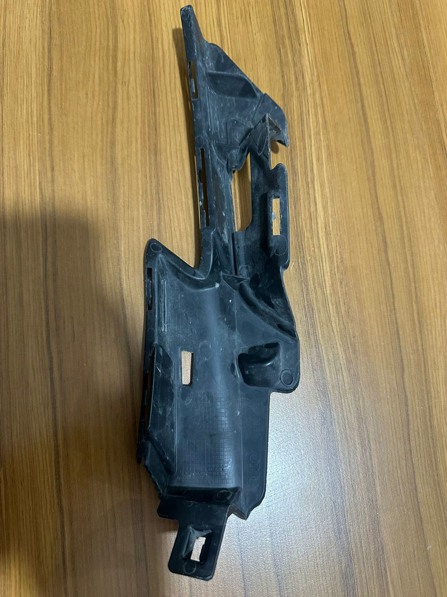 Audi A3 Sağ Far Alt Braketi 8V5807320