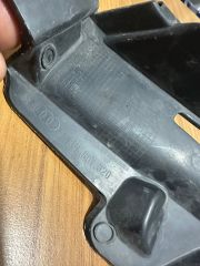 Audi A3 Sağ Far Alt Braketi 8V5807320