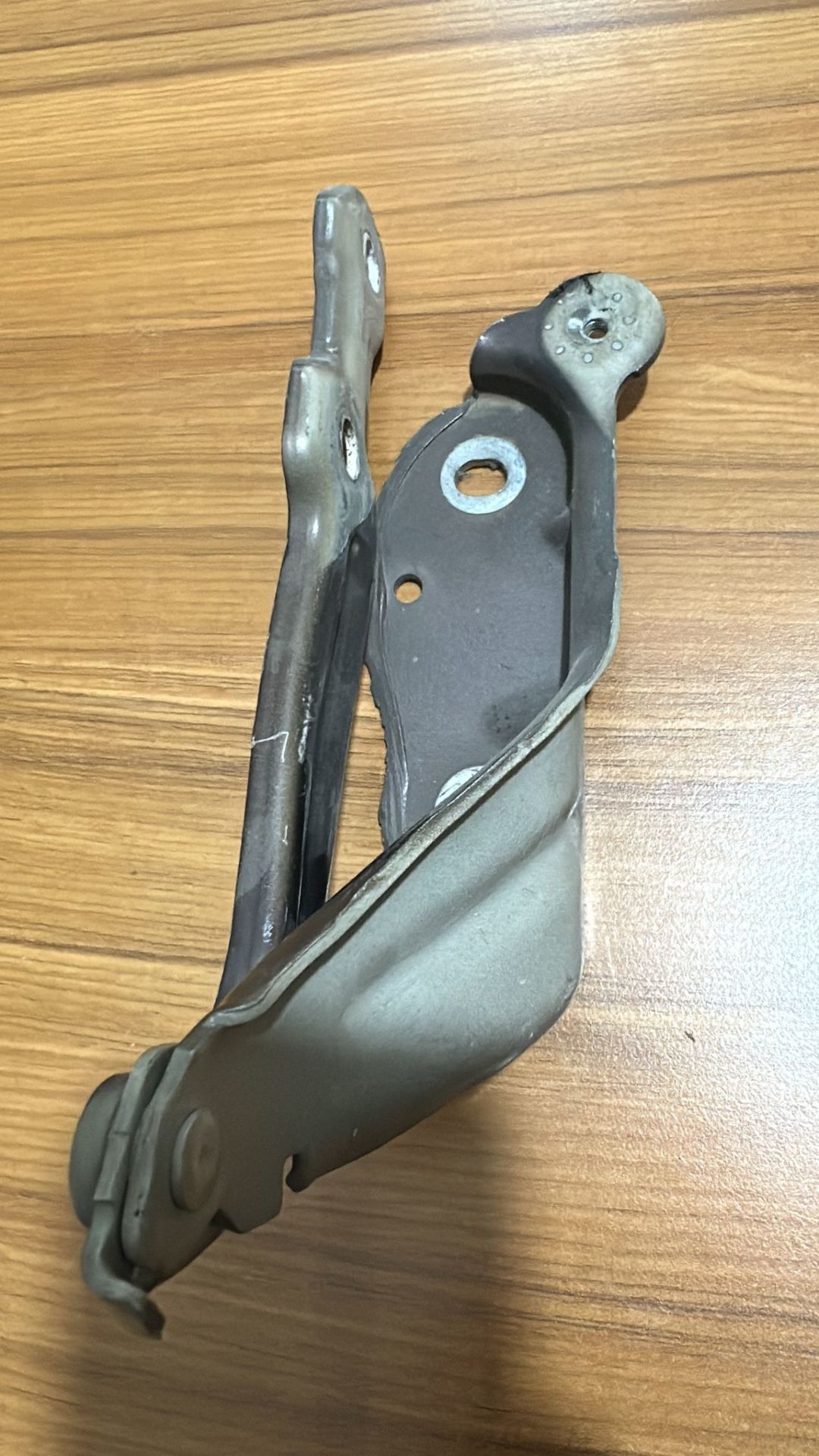 Skoda Octavia Motor Kaput Menteşesi Sağ [5E0823302]
